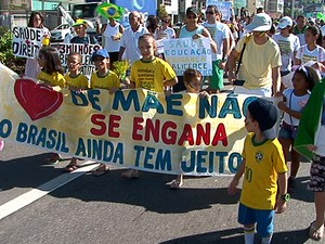 Pais e filhos participaram da &#39;Marcha das Crianças&#39; em Vitória (Foto: Reprodução/TV Gazeta)