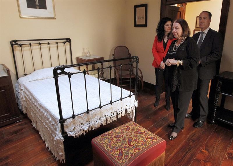 A escritora brasileira Nélida Piñón visita um dos dormitórios da Casa-Museo Pérez Galdós, na Espanha