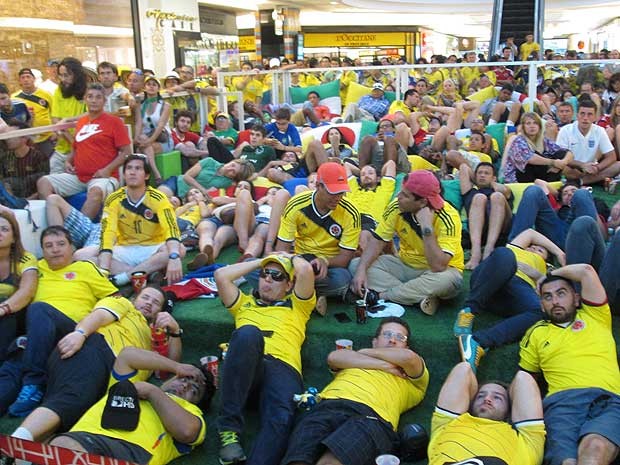 Torcedores colombianos deitados no chão de shopping de Brasília acompanham jogo da seleção sul-americana contra a de Costa do Marfim (Foto: Paulo Guilherme/G1)