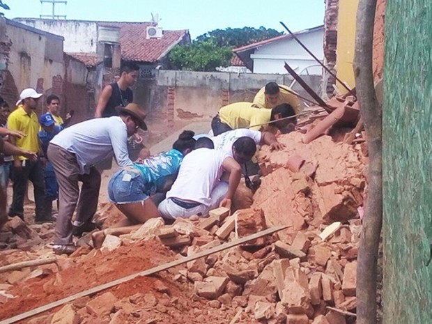 Dois pedreiros, que ficaram parcialmente soterrados, foram socorridos conscientes para o Hospital Regional de Assu (Foto: Francisco Coelho/Focoelho.com)