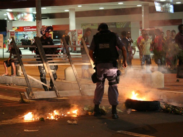 Polícia foi acionada e liberou o fluxo nas vias interditadas (Foto: Marcos Dantas / G1 AM)