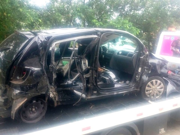 Carro ficou totalmente destruído (Foto: G1) Carro ficou totalmente destruído (Foto: G1)