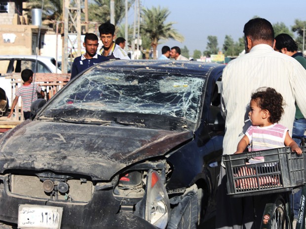 Carro-bomba em Baquba, 65 quilômetros a nordeste de Bagdá, que matou pelo menos 11 pessoas (Foto: Reuters/Mohammed Adnan)