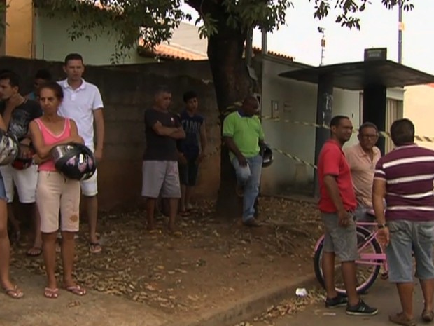 Pai é morto em ponto de ônibus ao levar filhos para comemorar dia das crianças, em Aparecida de Goiânia, Goiás (Foto: Reprodução/TV Anhanguera)