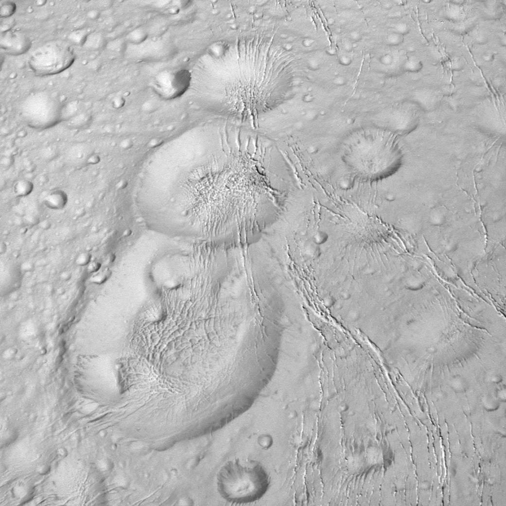 Trio de crateras na superfície do satélite (Foto: NASA)