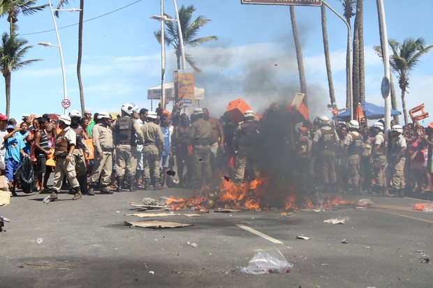 Protesto de ambulantes no circuito Barra Ondina (Foto:  Fábio Moreno/AgNews)