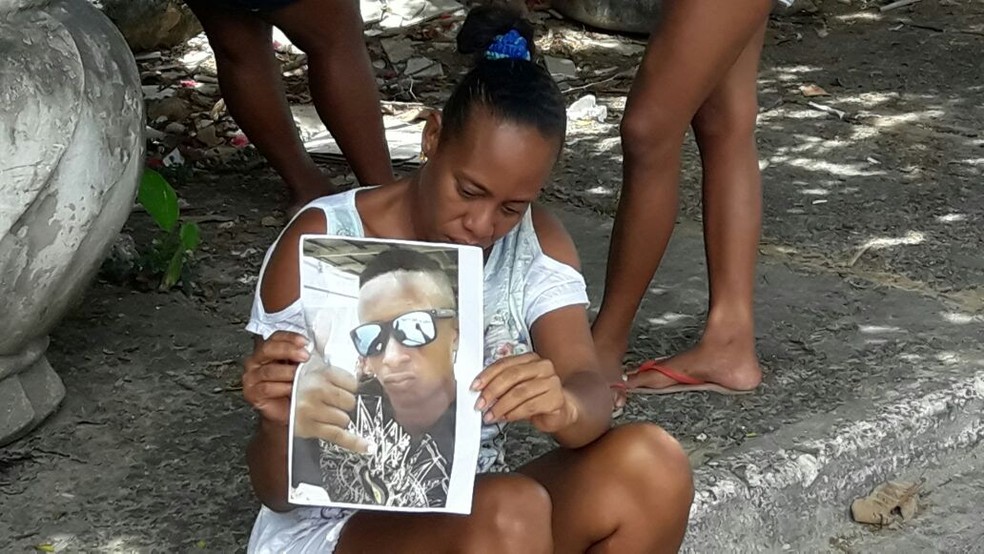 Prima carrega foto do adolescente Guilherme dos Santos Pereira da Silva, 17 anos (Foto: Juliana Cavalcante/TV Bahia)