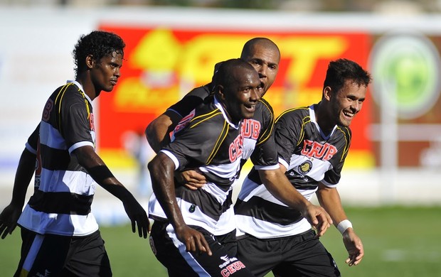 Zé Carlos comemora gol do Sobradinho na vitória sobre o Luiziânia (Foto: Brito Júnior - Divulgação)