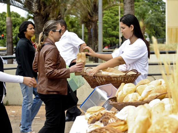 Os cerca de 30 mil pães foram distribuídos na frente de um shopping, na via W3, área central de Brasília. (Foto: Elza Fiúza/ABr)