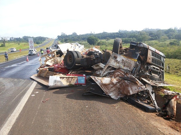Caminhão ficou totalmente destruído no acidente deste sábado (Foto: Cesar Evaristo/TV TEM)
