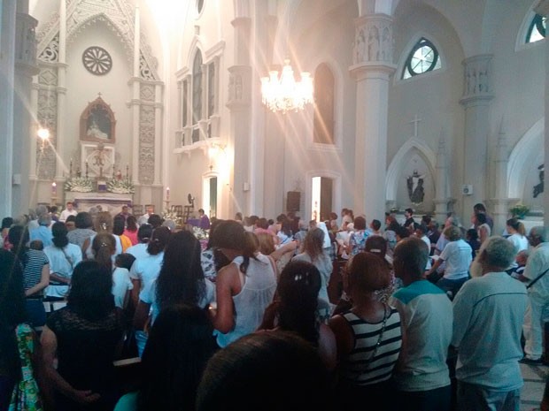 Dezenas de pessoas participaram da cerimônia, na tarde desta segunda (Foto: Alan Alves/G1)