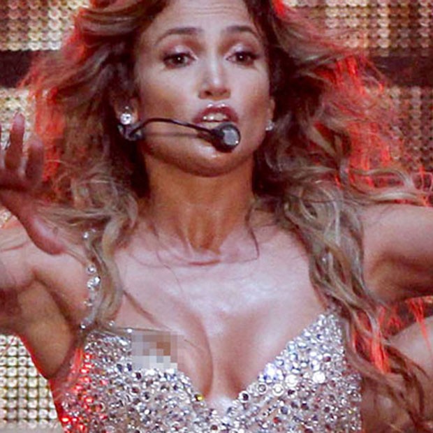 Jennifer Lopez deixa escapar seio em show (Foto: Reprodução)