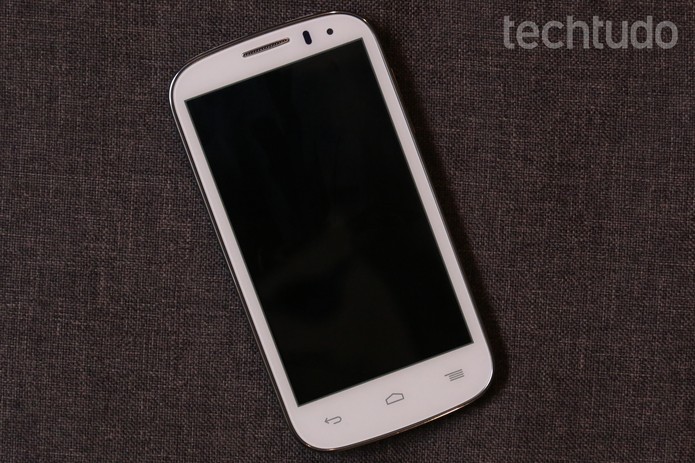 O Alcatel One Touch Pop C5 tem dimensões adequadas para vários tamanhos de mãos (Foto: Lucas Mendes/TechTudo) O Alcatel One Touch Pop C5 tem dimensões adequadas para vários tamanhos de mãos (Foto: Lucas Mendes/TechTudo)