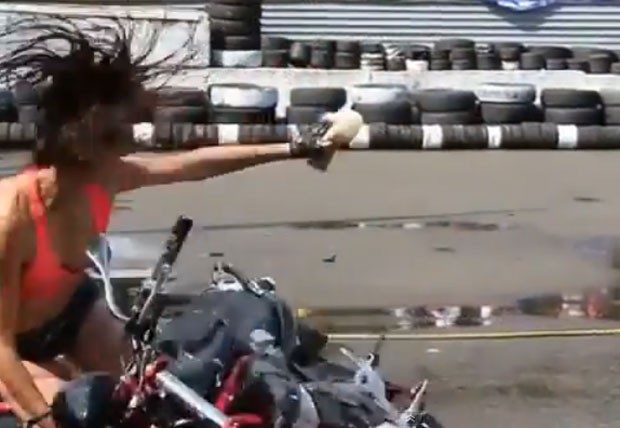 Moto caiu em cima da mulher após ela inclinar muito o veículo (Foto: Reprodução/YouTube/Katy Jackson)