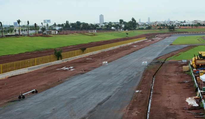 Reforma do Autódromo de Goiânia incluiu modernização da pista, áreas de escape e arquibancadas (Foto: Divulgação / Agetop)