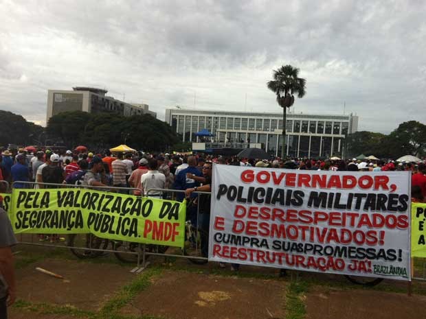 Policiais militares em reunião geral em frente ao Palácio do Buriti, sede do GDF (Foto: Isabella Formiga/G1)