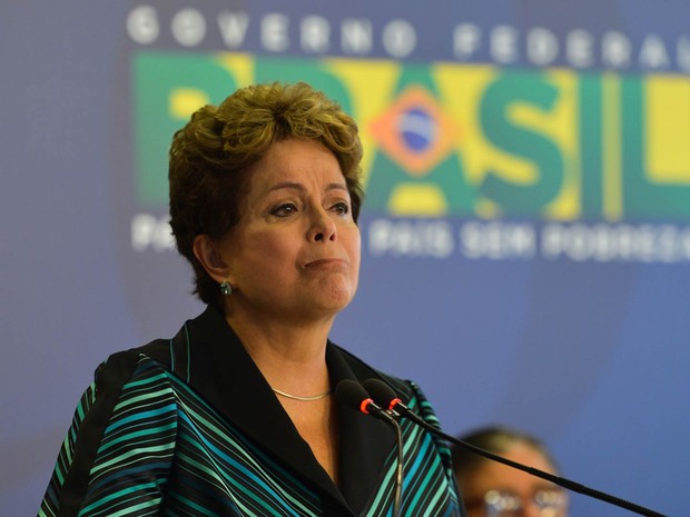 A presidente Dilma Rousseff se emociona e chora ao receber o relatório final dos trabalhos da Comissão Nacional da Verdade, em Brasília (Foto: Antonio Cruz/Agência Brasil)