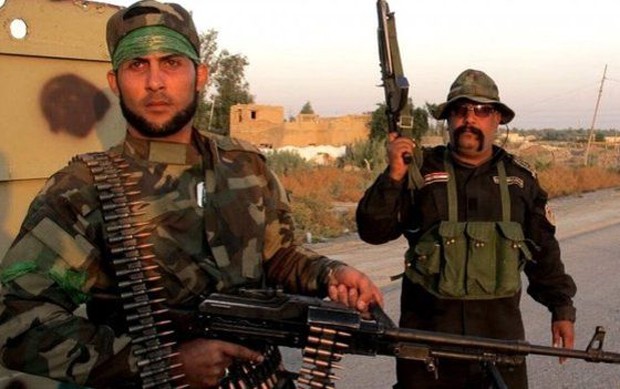 Milícias xiitas apoiam forças de Assad na Síria e se mobilizam contra o "Estado islâmico" no Iraque (Foto: EPA)