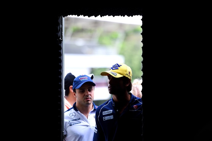 Os "donos da casa" Felipe Massa e Felipe Nasr chegam a Interlagos para coletiva desta quinta-feira (Foto: Getty Images)