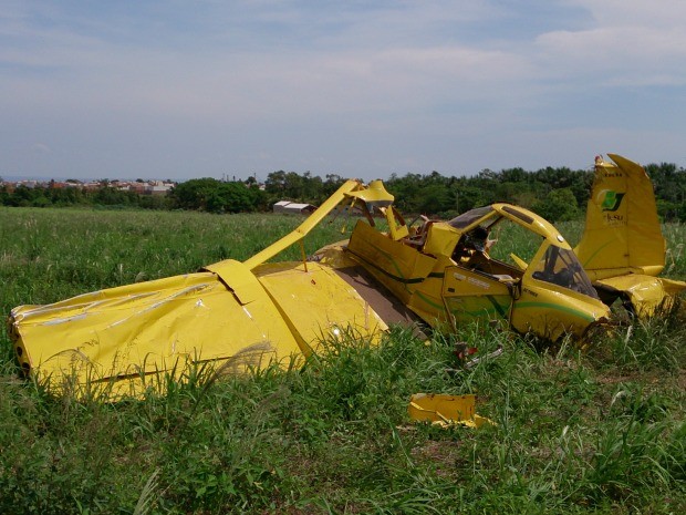 Aeronave ficou totalmente destruída, mas o piloto sofreu apenas ferimentos considerados leves. (Foto: Marcelo Souza / TVCA)