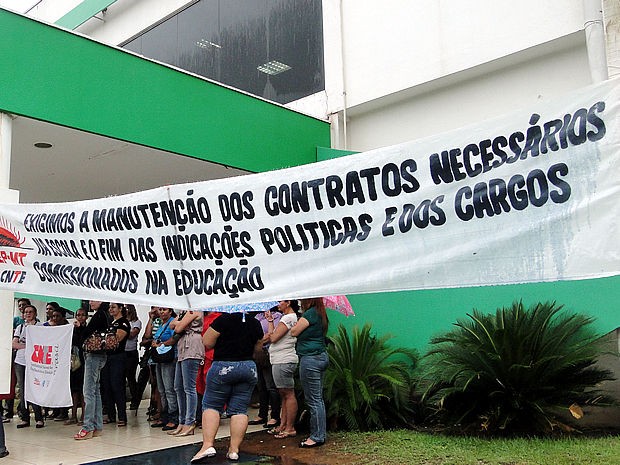 Professores protestam contra demissão em massa na cidade (Foto: Assessoria/Sintep)