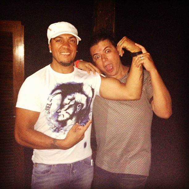 Belo exibe muque e David Brazil baba (Foto: Instagram)