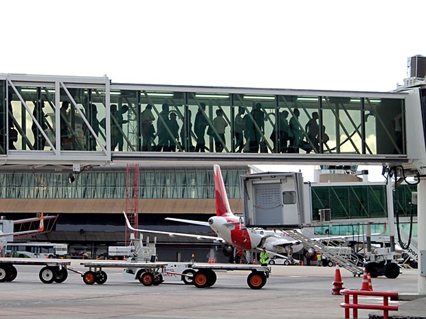 Passageiros em ponte de embarque no Aeroporto JK, em Brasília (Foto: Inframerica/Divulgação)