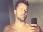 Ricky Martin posa sem camisa para selfie e ganha chuva de elogios