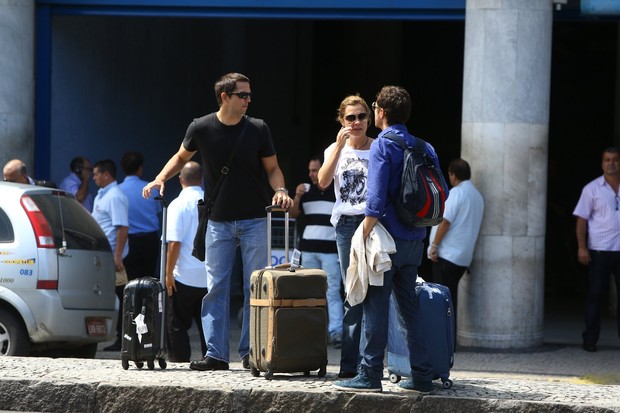Vladimir Brichta e Adriana Esteves no aeroporto Santos Dumont (Foto: Marcello Sá Barreto / AgNews)