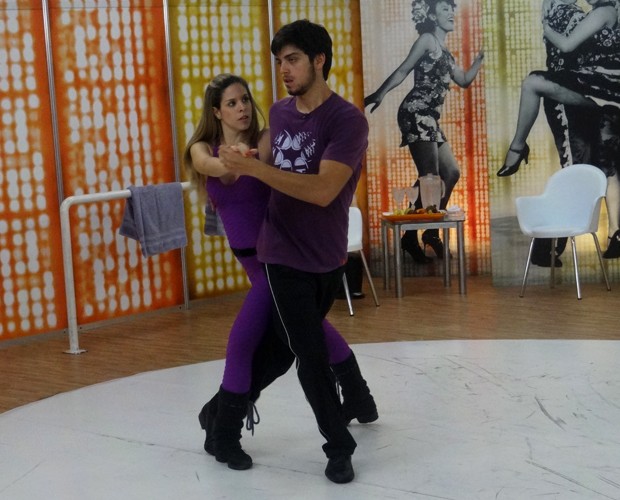 Cuidado para não dar nó! Rodrigo e Raquel ensaiam o tango (Foto: Domingão do Faustão / TV Globo)