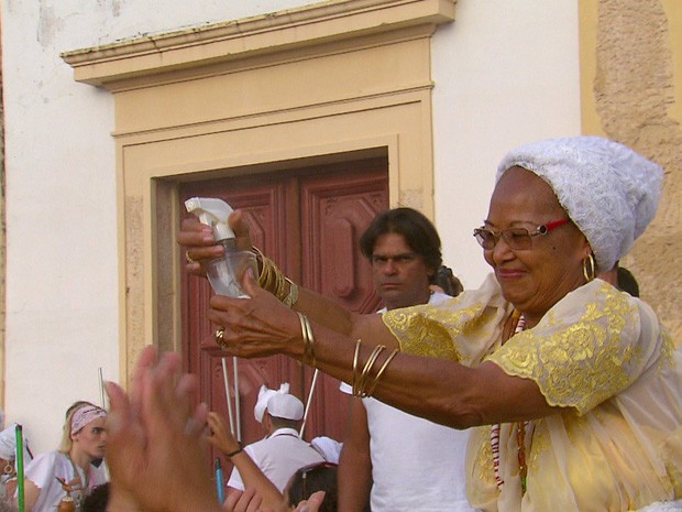 Água perfumada, arroz branco e flores brancas são jogadas na cerimônia (Foto: Reprodução / TV Globo)