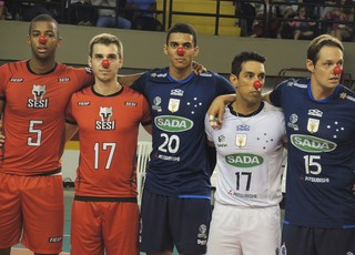 vôlei, jogadores Cruzeiro e Sesi, nariz de palhaço (Foto: David Abramvezt)