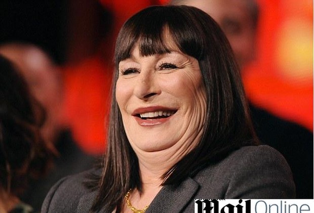 VÍTIMA DO BOTOX? ANJELICA HUSTON JÁ ADMITIU TER ADERIDO A INTERVENÇÃO ESTÉTICA E NÃO GOSTOU (Foto: Reprodução/Daily Mail )