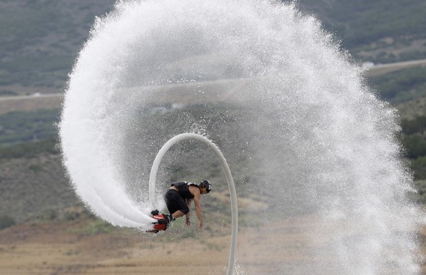 Propulsão potente com água permite fazer manobras em rios usando o flyboard (Foto: Rick Bowmer/AP)