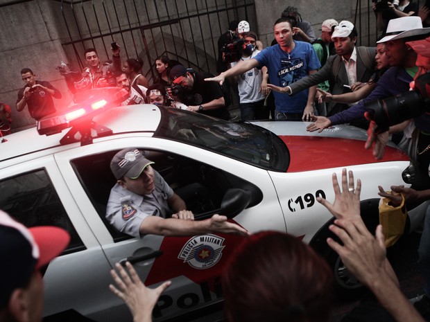 Carro da Polícia Militar tem a passagem bloqueada durante protesto em São Paulo (Foto: Caio Kenji/ G1)