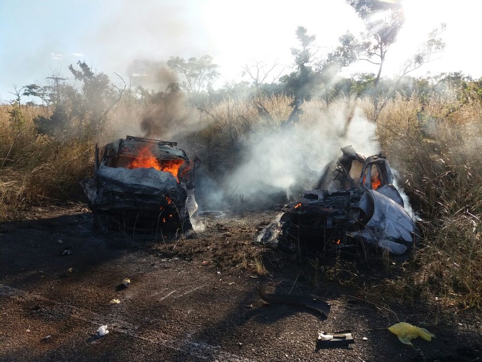 Ambulância e carro pegaram fogo após batida (Foto: Divulgação)