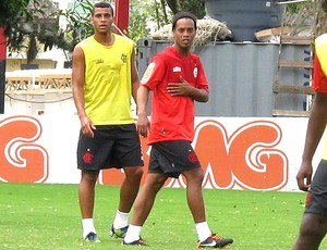 Ronaldinho Gaúcho no treino do Flamengo com a mão na costela (Foto: Richard Souza / Globoesporte.com)