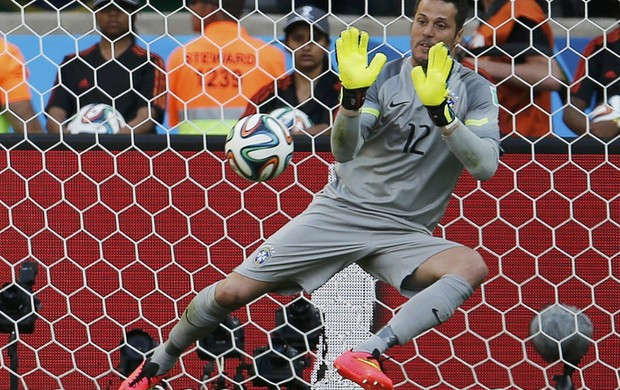 Julio Cesar Brasil x Chile (Foto: Reuters) Julio Cesar Brasil x Chile (Foto: Reuters)