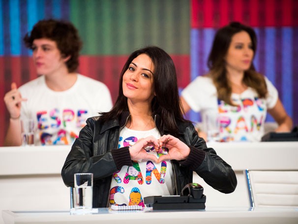 Carol Castro no mesão (Foto: Globo)