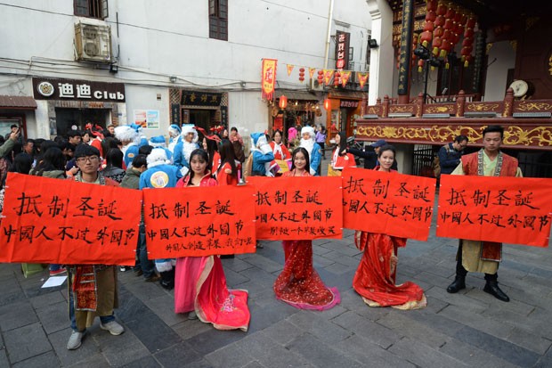 Universitários chineses realizaram ato contra o Natal (Foto: AFP)
