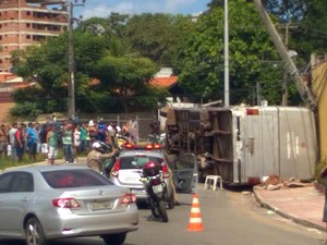 Ônibus tombou no Retorno do Olho d'Água, em São Luís (Foto: Tiago Rodrigues / Acervo Pessoal)