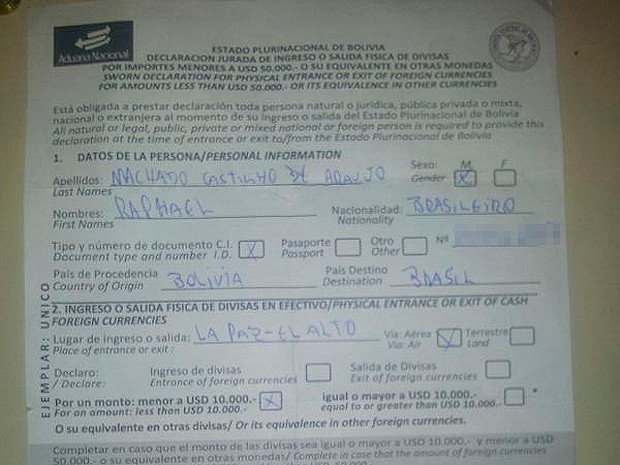 Documento que mostra saída de Raphael da bolívia foi encontrado com ele na Bahia (Foto: PM/ Divulgação)