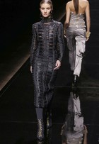 Rosie Huntington-Whiteley desfila na semana de moda de Paris
