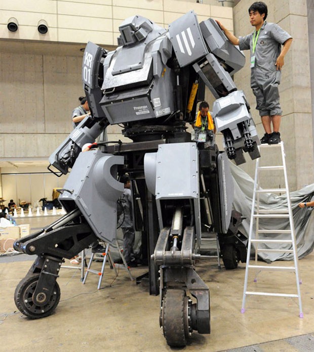 Robô de 4 metros de altura é controlado pelo iPhone e 'atira' em alvo humano quando ele sorri para a máquina (Foto: Divulgação)