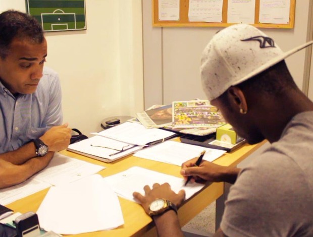 Dedé renova contrato Vasco (Foto: Gustavo Guimarães / Vasco.com.br)