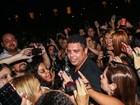 Ronaldo Fenômeno e a namorada causam tumulto no show de Fábio Jr.