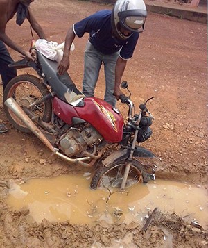 O motociclista foi surpreendido com o tamanho do buraco em Sandolândia (Foto: VC no G1/Internauta) O motociclista foi surpreendido com o tamanho do buraco em Sandolândia (Foto: VC no G1/Internauta)