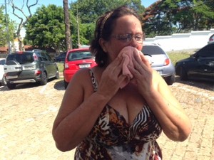 Avó sofre ao saber da morte do neto em Mogi das Cruzes (Foto: Carolina Paes/G1)