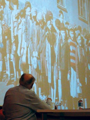 O sobrevivente do holocausto Aleksander Laks dá palestra para vestibulandos de Campinas (Foto: Virgginia Laborão / G1)