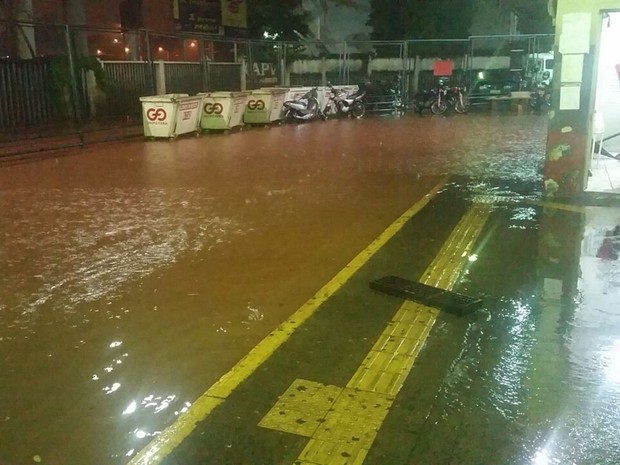 Terminal em Rio Preto ficou alagado durante a chuva (Foto: Reprodução/TV TEM) Terminal em Rio Preto ficou alagado durante a chuva (Foto: Reprodução/TV TEM)